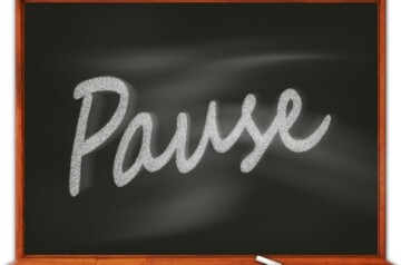 illustrtaion of chaulkboard with "PAUSE" written